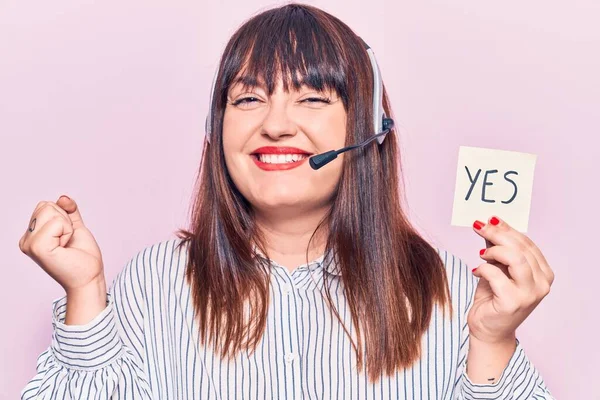 Jovem Mulher Size Vestindo Fone Ouvido Agente Call Center Segurando — Fotografia de Stock