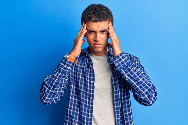 Ung Afrikansk Amercian Man Bär Casual Kläder Med Hand Huvudet — Stockfoto