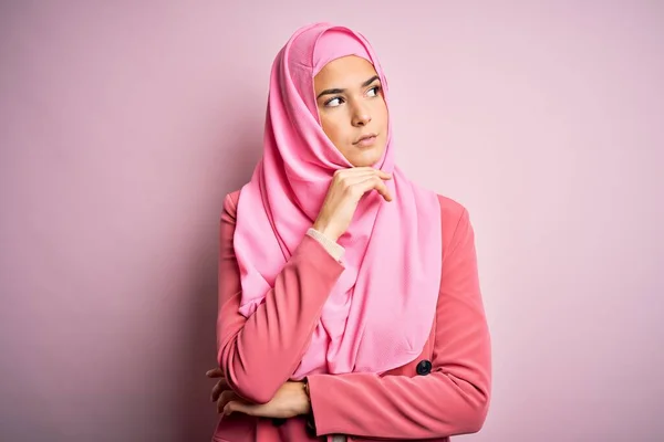 Junges Schönes Mädchen Muslimischem Hijab Das Vor Isoliertem Rosa Hintergrund — Stockfoto