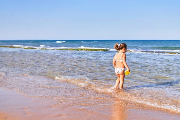 Adorabile Bambino Biondo Bikini Che Gioca Con Acqua Spiaggia — Foto Stock