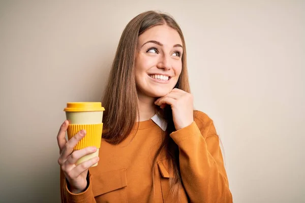 Jovem Mulher Ruiva Bonita Bebendo Xícara Café Sobre Fundo Branco — Fotografia de Stock