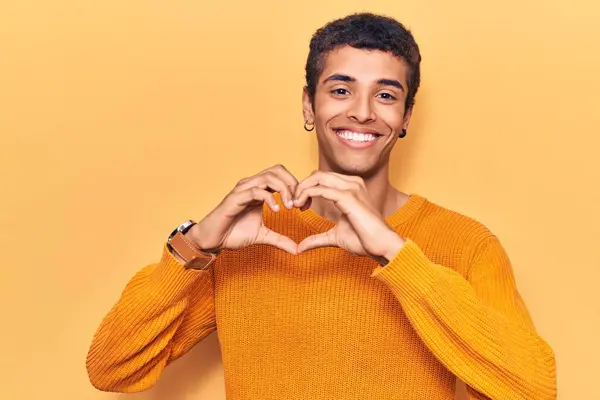 Jeune Homme Afro Américain Portant Des Vêtements Décontractés Souriant Amour — Photo