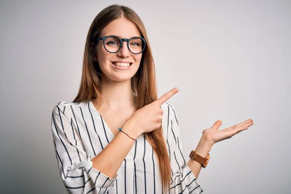 Joven Hermosa Pelirroja Vistiendo Casual Rayas Camiseta Gafas Asombrado Sonriendo —  Fotos de Stock