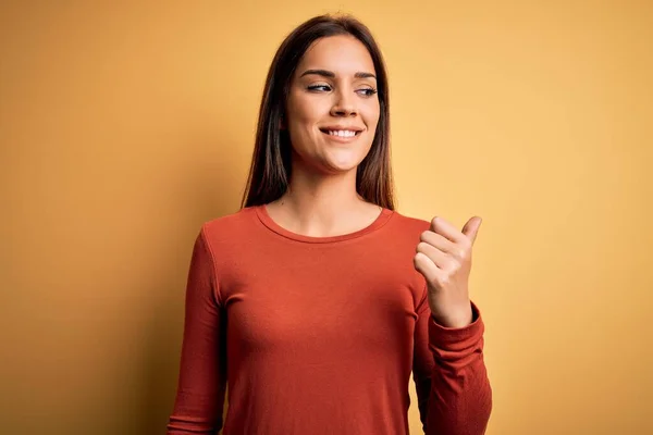 Jovem Bela Mulher Morena Vestindo Camiseta Casual Sobre Fundo Amarelo — Fotografia de Stock