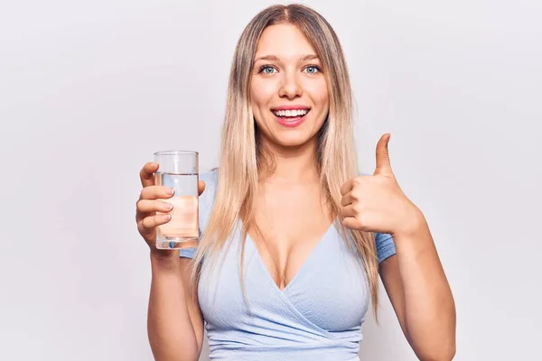 Joven Hermosa Chica Rubia Bebiendo Vaso Agua Sonriendo Feliz Positiva — Foto de Stock