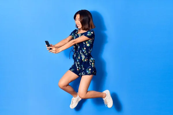 Joven Mujer China Hermosa Saltando Con Sonrisa Cara Hacer Selfie —  Fotos de Stock