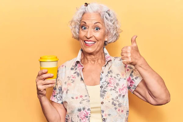 Kıdemli Gri Saçlı Kadın Elinde Kahve Fincanı Tutarken Mutlu Pozitif — Stok fotoğraf