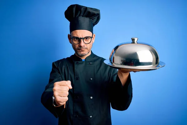 Jonge Knappe Chef Kok Uniform Hoed Met Ober Dienblad Met — Stockfoto