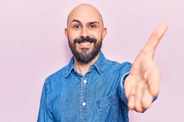 Ein Junger Gutaussehender Mann Legerer Kleidung Lächelt Freundlich Und Reicht — Stockfoto