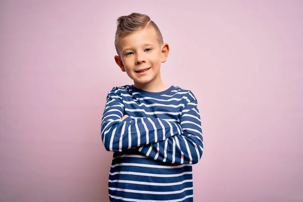 Joven Niño Caucásico Con Ojos Azules Con Camisa Náutica Rayas — Foto de Stock