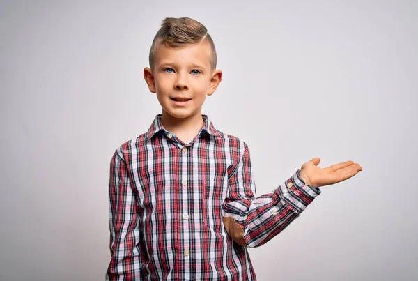 Jovem Garoto Caucasiano Com Olhos Azuis Vestindo Camisa Elegante Sobre — Fotografia de Stock