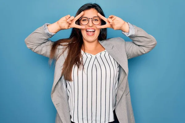 Jonge Spaanse Zakenvrouw Draagt Bril Staan Blauw Geïsoleerde Achtergrond Doet — Stockfoto