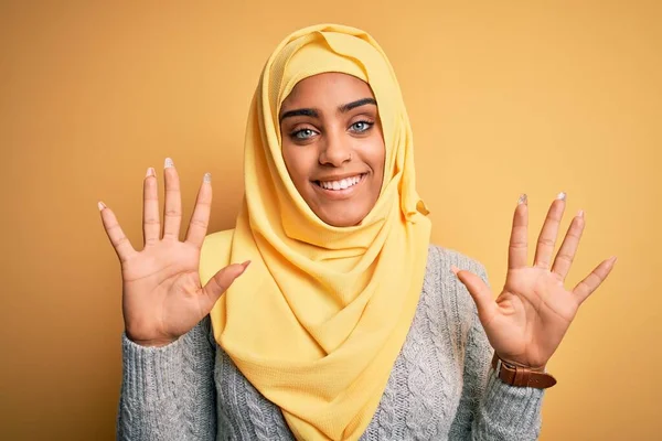 Giovane Bella Ragazza Afro Americana Che Indossa Hijab Musulmano Sfondo — Foto Stock