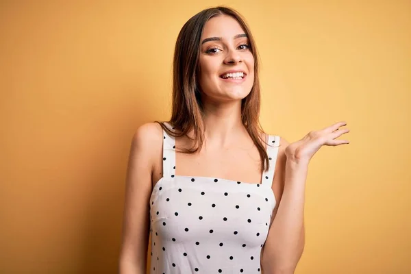 Jonge Mooie Brunette Vrouw Dragen Casual Jurk Staan Gele Achtergrond — Stockfoto