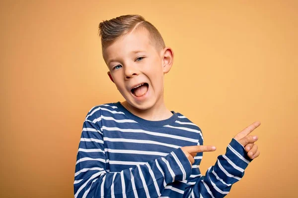 Jonge Kleine Blanke Jongen Met Blauwe Ogen Dragen Nautische Gestreepte — Stockfoto