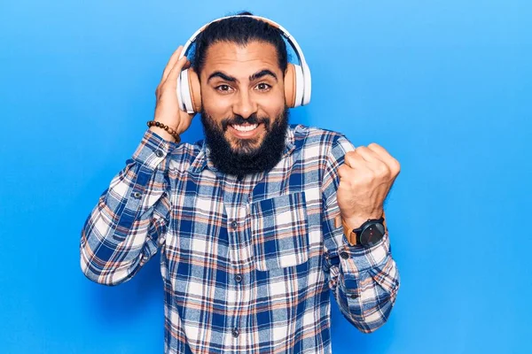 Jovem Árabe Homem Ouvir Música Usando Fones Ouvido Gritando Orgulhoso — Fotografia de Stock