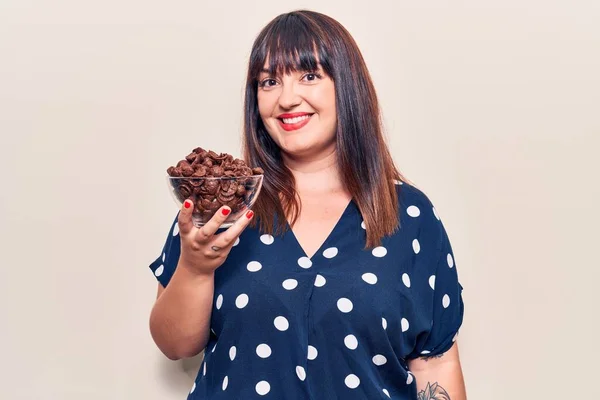 Junge Size Frau Mit Schokoladenmüsli Sieht Stehen Positiv Und Glücklich — Stockfoto