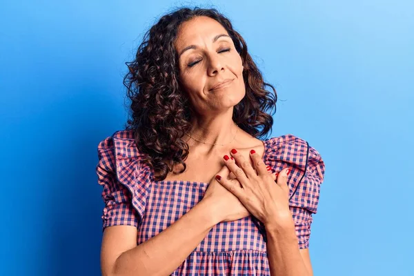 Mujer Hermosa Mediana Edad Vistiendo Camiseta Casual Sonriendo Con Las — Foto de Stock