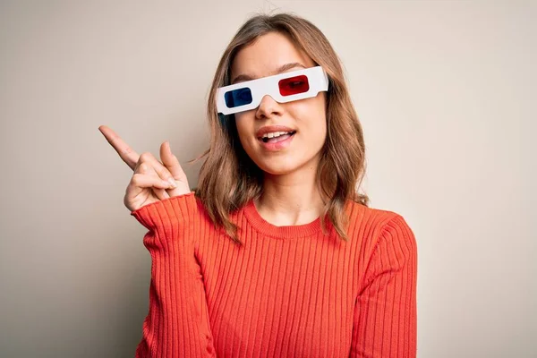 Chica Rubia Joven Con Gafas Cine Sobre Fondo Aislado Con — Foto de Stock