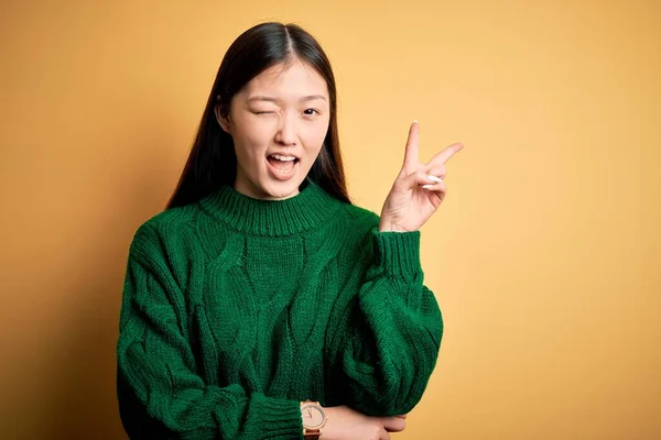 Giovane Bella Donna Asiatica Indossa Maglione Invernale Verde Sfondo Giallo — Foto Stock