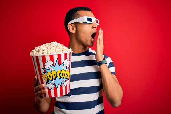 Junge Gutaussehende Afrikanisch Amerikanische Mann Film Mit Brille Essen Popcorn — Stockfoto