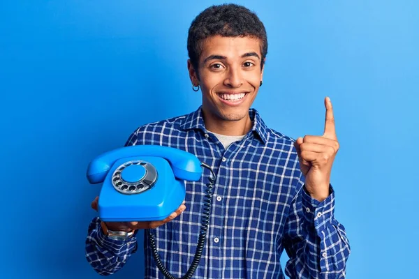 Jeune Homme Afro Américain Tenant Téléphone Vintage Souriant Avec Une — Photo