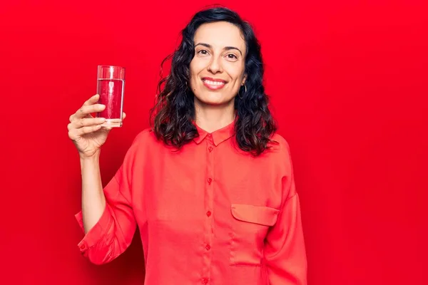 Jovem Bela Mulher Hispânica Beber Vidro Água Olhando Positivo Feliz — Fotografia de Stock