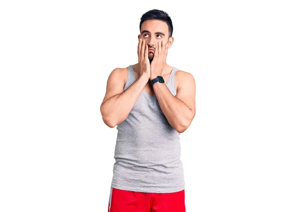 Mladý Pohledný Muž Plavkách Tričku Bez Rukávů Unavené Ruce Zakrývající — Stock fotografie