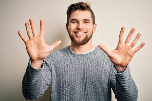 Jovem Homem Loiro Bonito Com Barba Olhos Azuis Vestindo Camisola — Fotografia de Stock