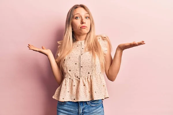 Ung Blond Kvinna Bär Casual Kläder Ledsna Och Förvirrad Med — Stockfoto