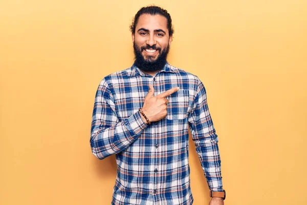 Jovem Árabe Vestindo Roupas Casuais Sorrindo Alegre Apontando Com Mão — Fotografia de Stock