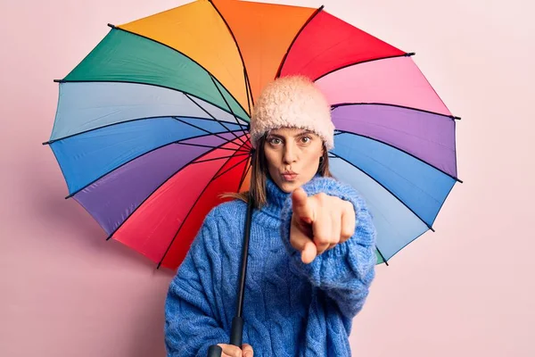 Ung Vacker Kvinna Håller Färgglada Paraply Pekar Med Fingret Kameran — Stockfoto