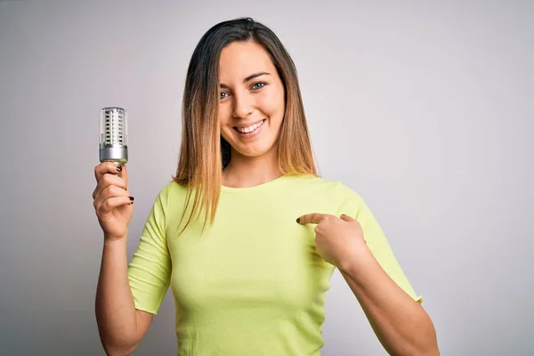 Giovane Bella Donna Bionda Possesso Led Lampadina Sfondo Bianco Isolato — Foto Stock