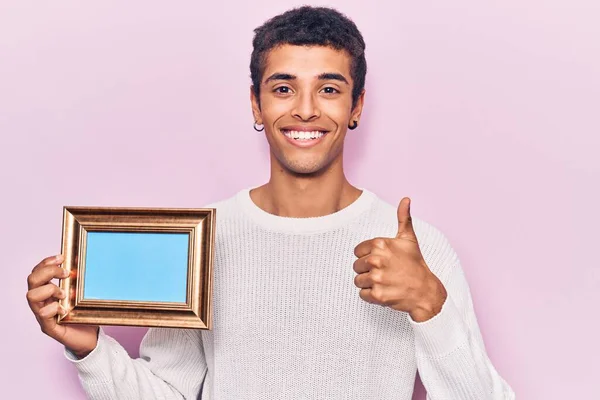 Jonge Afrikaans Amerikaanse Man Houdt Leeg Frame Glimlachend Gelukkig Positief — Stockfoto