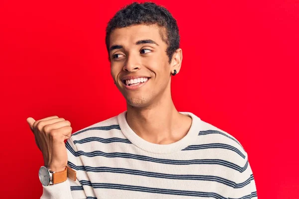 Joven Hombre Amerciano Africano Vistiendo Ropa Casual Sonriendo Con Cara —  Fotos de Stock