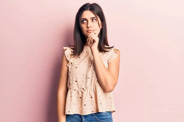 Menina Bonita Nova Vestindo Sleeveles Casuais Shirt Pensando Concentrado Sobre — Fotografia de Stock