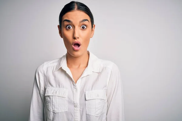 Jong Mooi Brunette Vrouw Dragen Casual Shirt Geïsoleerde Wit Achtergrond — Stockfoto