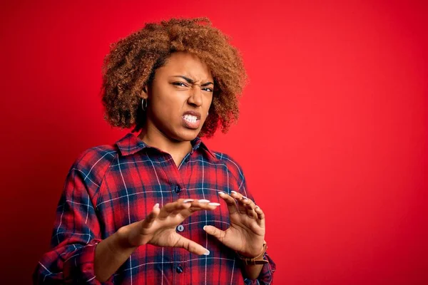 Joven Hermosa Afroamericana Afro Mujer Con Pelo Rizado Con Camisa — Foto de Stock