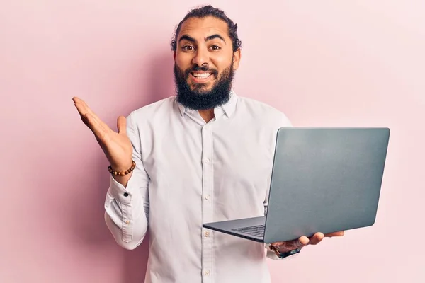Genç Arap Adam Elinde Dizüstü Bilgisayarla Zaferi Kutluyor Mutlu Bir — Stok fotoğraf