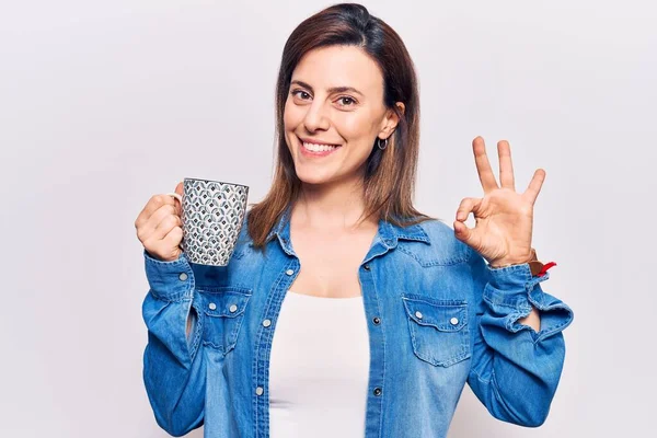 Jonge Mooie Vrouw Met Koffie Doet Teken Met Vingers Glimlachend — Stockfoto