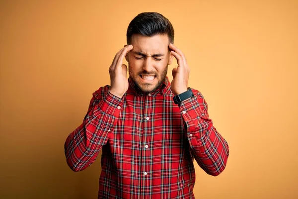 Jeune Homme Beau Portant Chemise Décontractée Debout Sur Fond Jaune — Photo