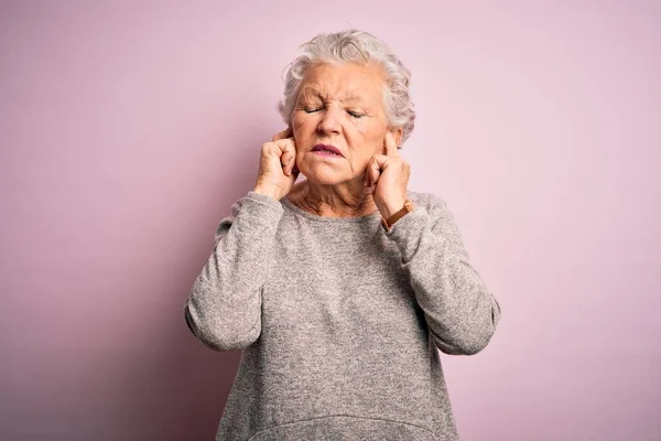 Senior Mooie Vrouw Draagt Casual Shirt Staan Geïsoleerde Roze Achtergrond — Stockfoto