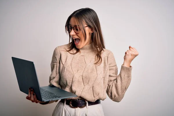 Junge Schöne Brünette Frau Arbeitet Mit Laptop Über Isoliertem Weißen — Stockfoto