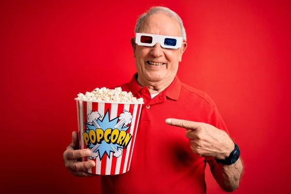 Grauhaariger Älterer Mann Trägt Filmbrille Und Isst Popcorn Auf Rotem — Stockfoto