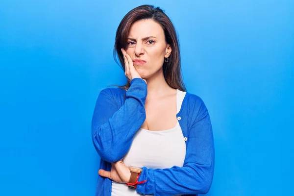 Mujer Hermosa Joven Con Ropa Casual Pensando Que Cansado Aburrido —  Fotos de Stock