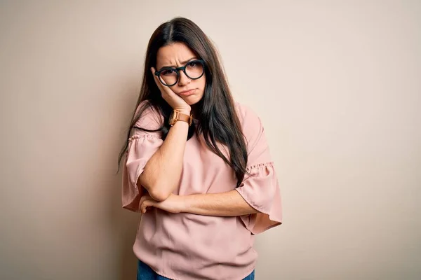 Młoda Brunetka Elegancka Kobieta Nosi Okulary Odosobnionym Tle Myśląc Patrząc — Zdjęcie stockowe