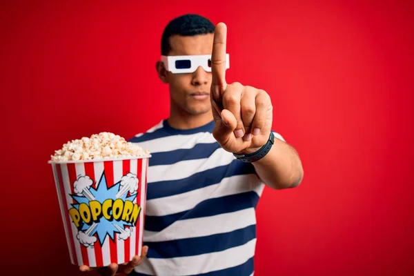 Jovem Homem Afro Americano Bonito Assistindo Filme Usando Óculos Comendo — Fotografia de Stock