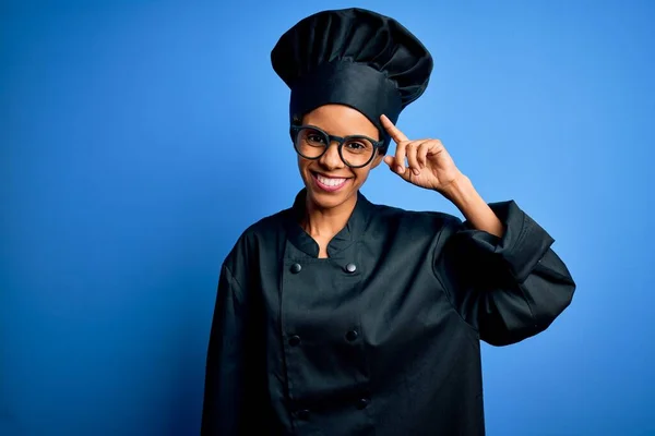 Ung Afrikansk Amerikansk Kock Kvinna Bär Spis Uniform Och Hatt — Stockfoto