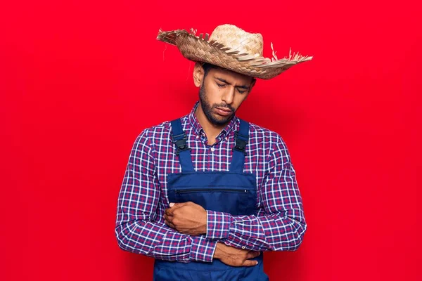 Genç Latin Adam Midesi Üstünde Çiftçi Şapkası Önlüğü Takıyor Çünkü — Stok fotoğraf