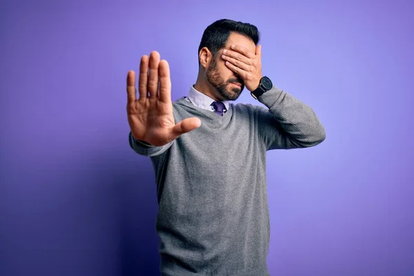 Snygg Affärsman Med Skägg Bär Casual Slips Stående Över Lila — Stockfoto